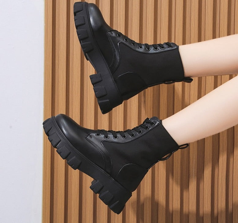 Black boot clearance wedges with laces